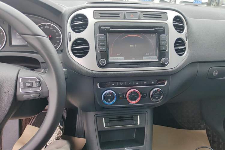 Used Volkswagen Tiguan 2016 300TSI Automatic Two-Wheel Drive Luxury Edition Audio And AC Panel