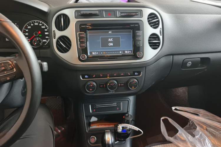Used Volkswagen Tiguan 2016 300TSI Automatic All-Wheel Drive Luxury Edition Audio And AC Panel