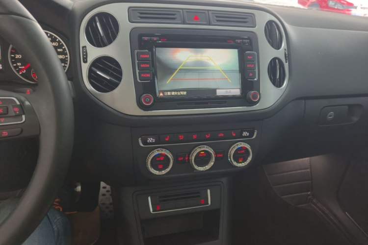 Used Volkswagen Tiguan 2016 300TSI Automatic All-Wheel Drive Luxury Edition Audio And AC Panel