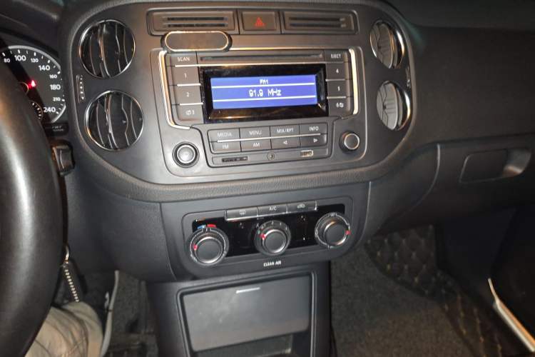 Used Volkswagen Tiguan 2016 280TSI Automatic Two-Wheel-Drive Silk Road Style Edition Audio And AC Panel