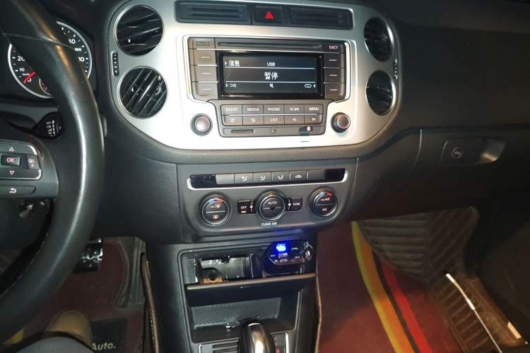 Used Volkswagen Tiguan 2016 300TSI Automatic Two-Wheel Drive Comfort Edition Audio And AC Panel