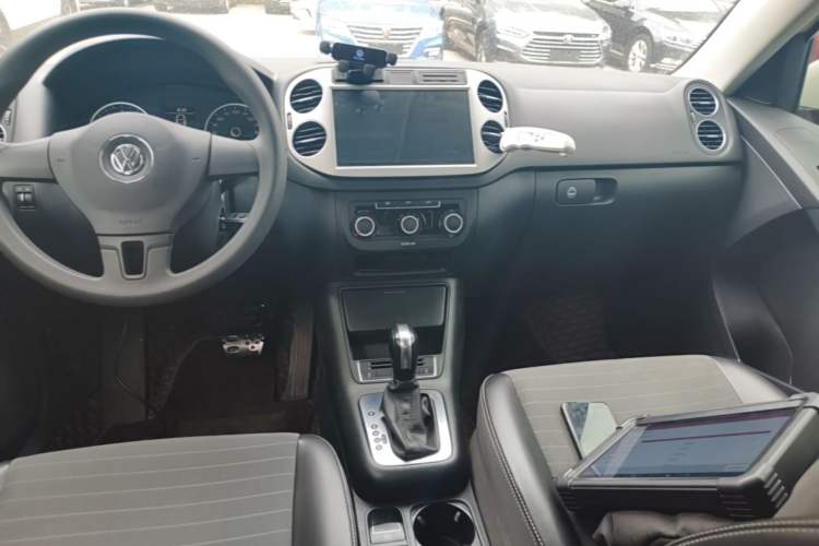 Used Volkswagen Tiguan 2016 300TSI Automatic Two-Wheel Drive Trend Edition Audio And AC Panel
