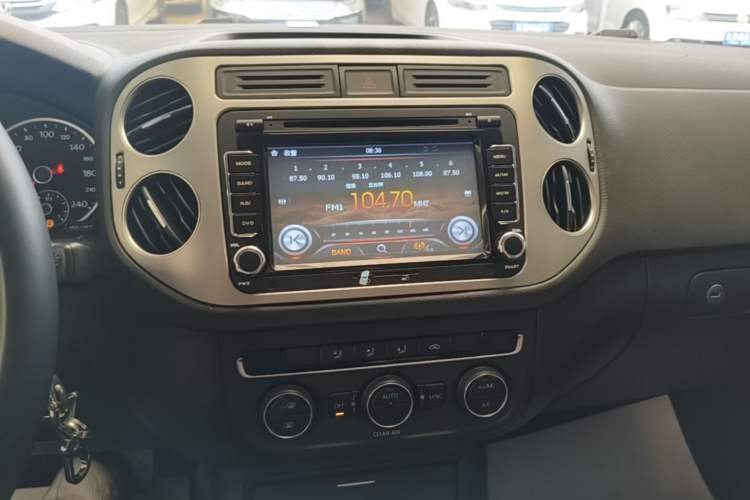 Used Volkswagen Tiguan 2016 300TSI Automatic All-Wheel Drive Fashion Vision Edition Audio And AC Panel