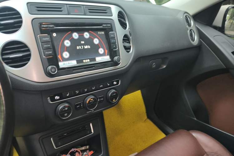 Used Volkswagen Tiguan 2016 300TSI Automatic Two-Wheel Drive Luxury Edition Audio And AC Panel