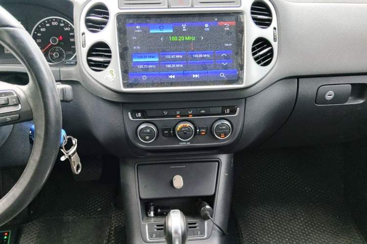 Used Volkswagen Tiguan 2016 300TSI Automatic Two-Wheel Drive Comfort Edition Audio And AC Panel