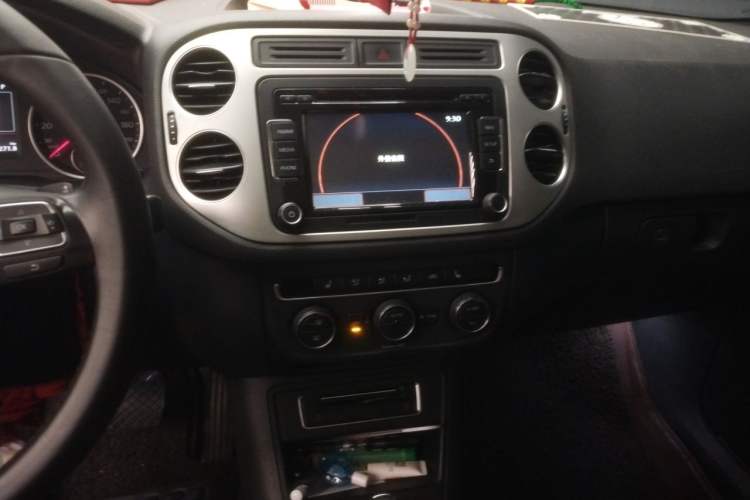 Used Volkswagen Tiguan 2016 300TSI Automatic All-Wheel Drive Luxury Edition Audio And AC Panel