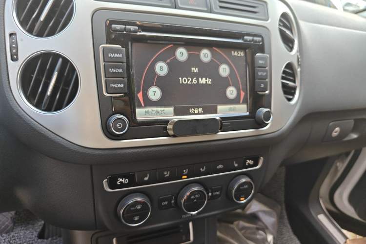 Used Volkswagen Tiguan 2016 300TSI Automatic Two-Wheel Drive Luxury Edition Audio And AC Panel
