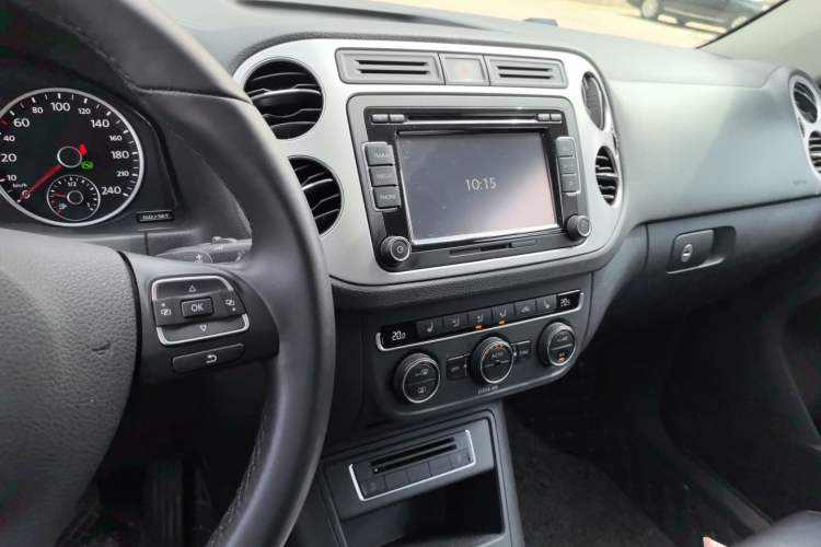 Used Volkswagen Tiguan 2016 300TSI Automatic All-Wheel Drive Luxury Edition Audio And AC Panel