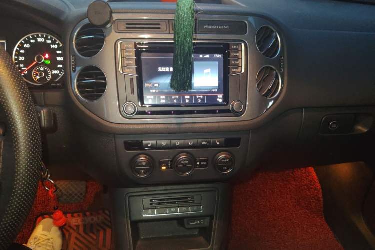 Used Volkswagen Tiguan 2016 2.0 TSI Four-Wheel Drive Elite Version Audio And AC Panel
