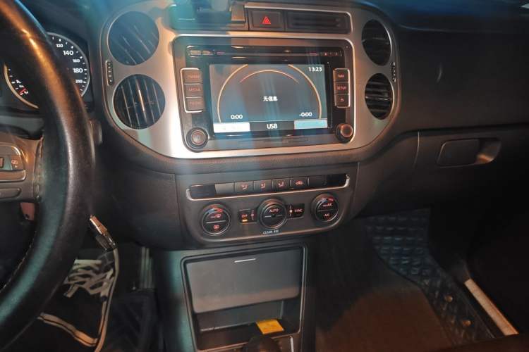 Used Volkswagen Tiguan 2016 280TSI Automatic Two-Wheel Drive Silk Road Comfort Edition Audio And AC Panel