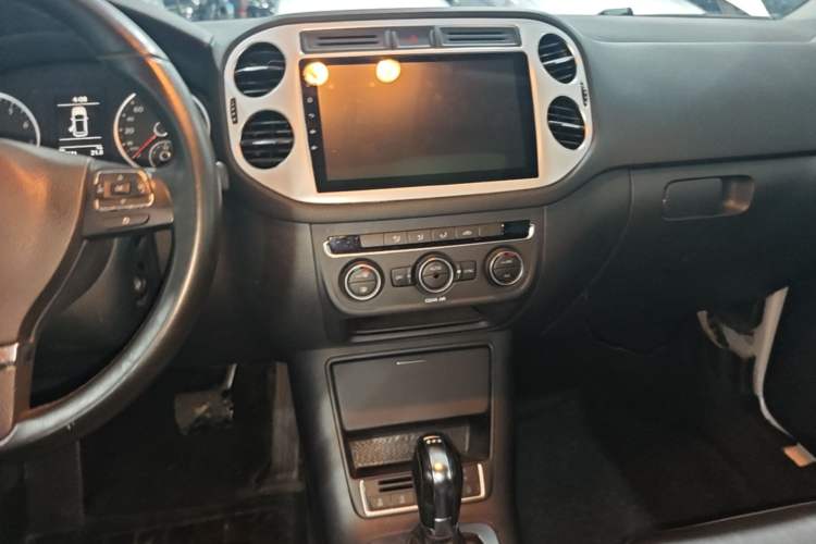 Used Volkswagen Tiguan 2016 280TSI Automatic Two-Wheel Drive Silk Road Comfort Edition Audio And AC Panel
