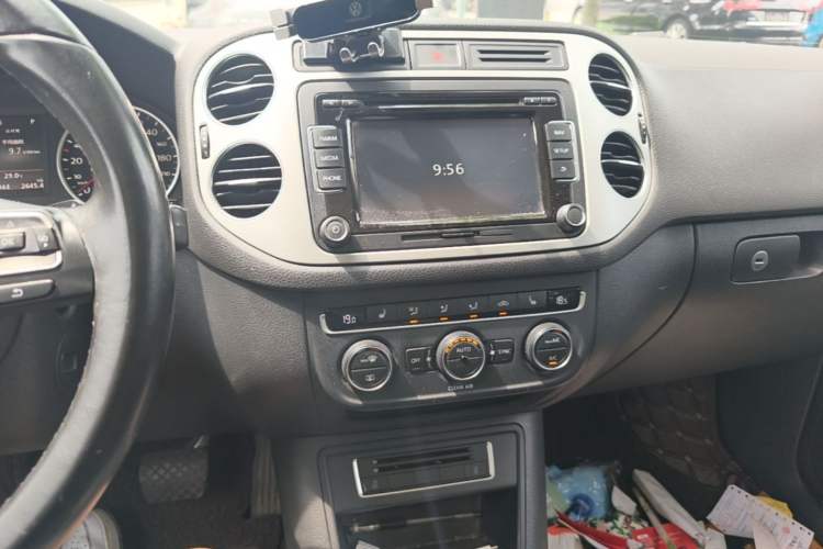 Used Volkswagen Tiguan 2016 300TSI Automatic All-Wheel Drive Luxury Edition Audio And AC Panel