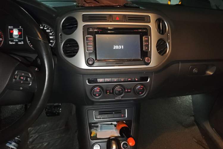 Used Volkswagen Tiguan 2016 300TSI Automatic All-Wheel Drive Luxury Edition Audio And AC Panel