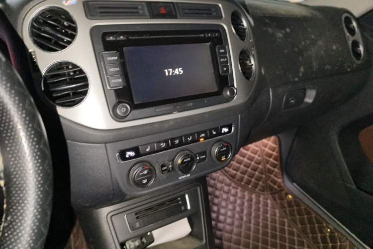 Used Volkswagen Tiguan 2016 300TSI Automatic Two-Wheel Drive Luxury Edition Audio And AC Panel