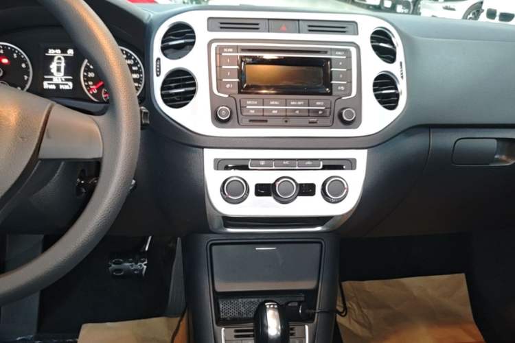 Used Volkswagen Tiguan 2016 280TSI Automatic Two-Wheel-Drive Silk Road Style Edition Audio And AC Panel