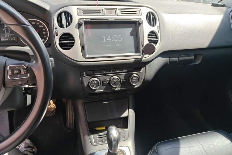 Used Volkswagen Tiguan 2016 280TSI Automatic Two-Wheel Drive Silk Road Comfort Edition Audio And AC Panel