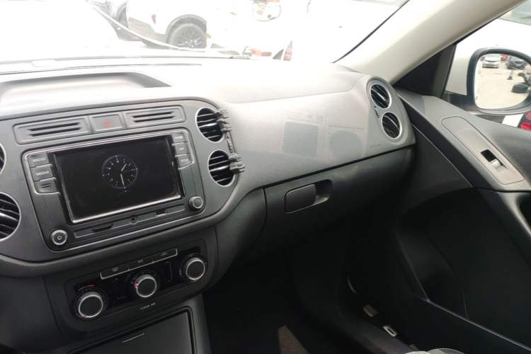 Used Volkswagen Tiguan 2016 280TSI Automatic Two-Wheel-Drive Silk Road Style Edition Audio And AC Panel