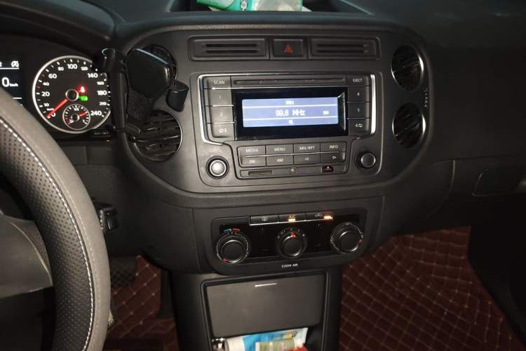 Used Volkswagen Tiguan 2016 280TSI Automatic Two-Wheel-Drive Silk Road Style Edition Audio And AC Panel