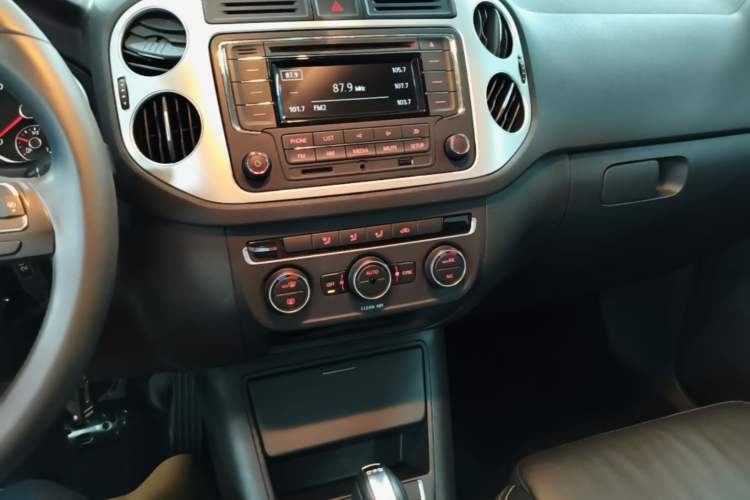 Used Volkswagen Tiguan 2016 280TSI Automatic Two-Wheel Drive Silk Road Comfort Edition Audio And AC Panel