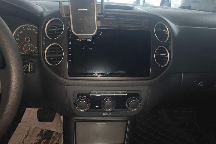 Used Volkswagen Tiguan 2016 300TSI Automatic Two-Wheel Drive Trend Edition Audio And AC Panel