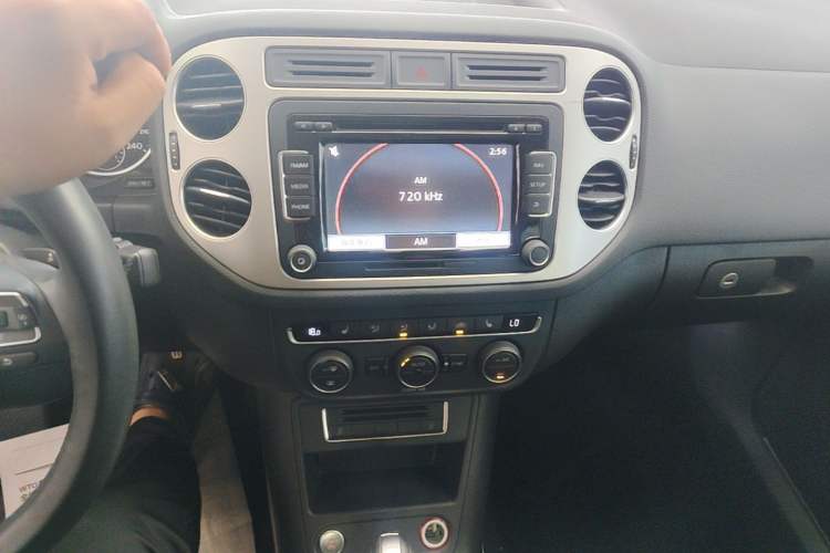 Used Volkswagen Tiguan 2016 300TSI Automatic Two-Wheel Drive Luxury Edition Audio And AC Panel