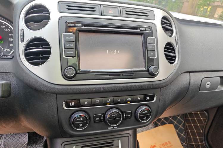 Used Volkswagen Tiguan 2016 300TSI Automatic Two-Wheel Drive Luxury Edition Audio And AC Panel