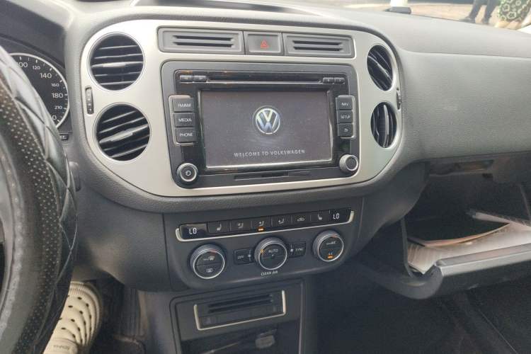 Used Volkswagen Tiguan 2016 300TSI Automatic Two-Wheel Drive Luxury Edition Audio And AC Panel