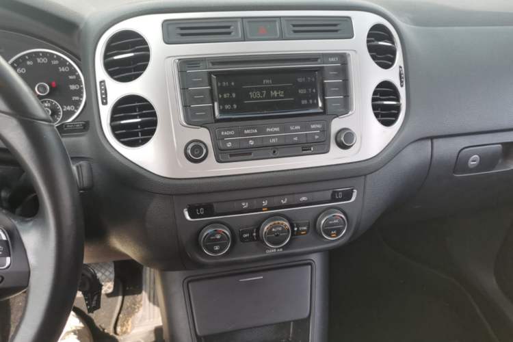Used Volkswagen Tiguan 2016 300TSI Automatic Two-Wheel Drive Comfort Edition Audio And AC Panel