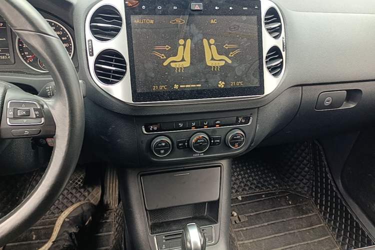 Used Volkswagen Tiguan 2016 300TSI Automatic Two-Wheel Drive Comfort Edition Audio And AC Panel