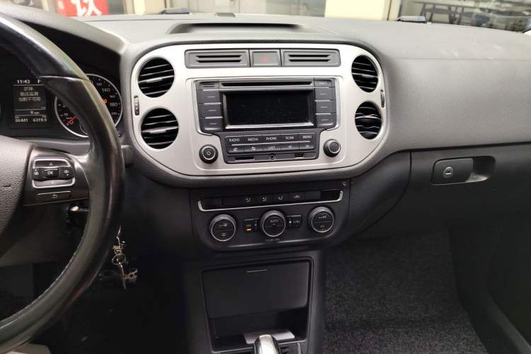 Used Volkswagen Tiguan 2016 300TSI Automatic Two-Wheel Drive Comfort Edition Audio And AC Panel