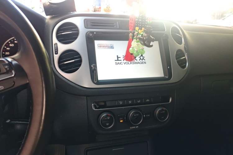Used Volkswagen Tiguan 2016 300TSI Automatic Two-Wheel Drive Comfort Edition Audio And AC Panel