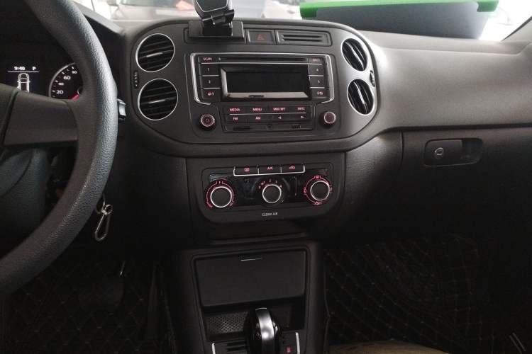 Used Volkswagen Tiguan 2016 300TSI Automatic Two-Wheel Drive Trend Edition Audio And AC Panel