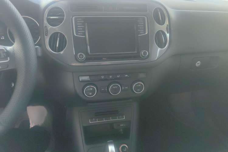 Used Volkswagen Tiguan 2016 2.0 TSI Four-Wheel Drive Standard Version Audio And AC Panel