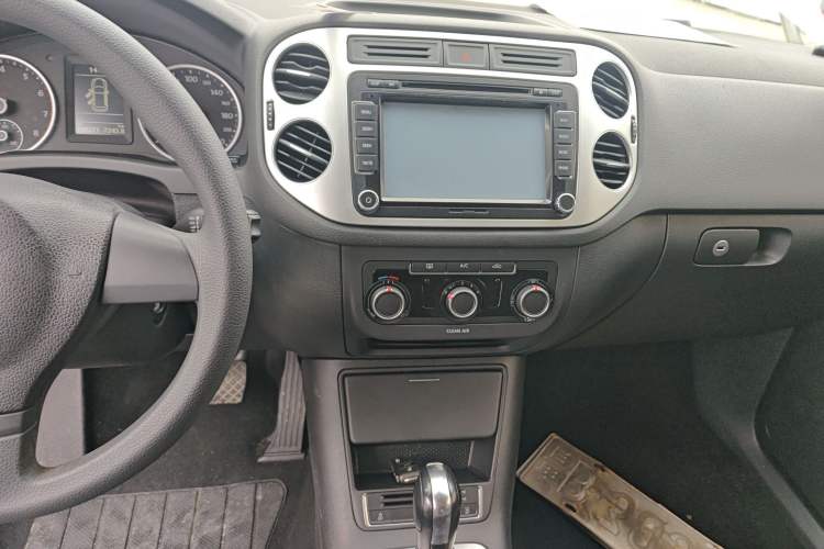 Used Volkswagen Tiguan 2016 300TSI Automatic Two-Wheel Drive Trend Edition Audio And AC Panel
