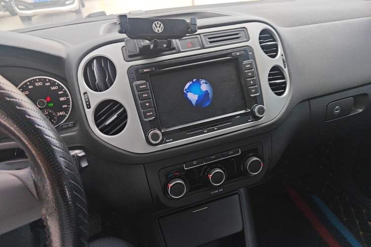 Used Volkswagen Tiguan 2016 300TSI Automatic Two-Wheel Drive Trend Edition Audio And AC Panel