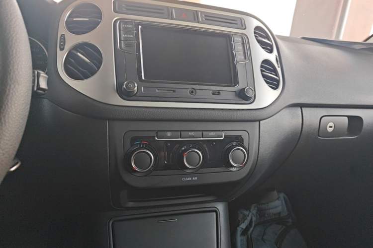 Used Volkswagen Tiguan 2016 300TSI Automatic Two-Wheel Drive Trend Edition Audio And AC Panel