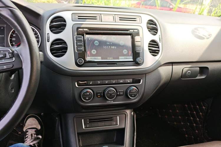 Used Volkswagen Tiguan 2016 300TSI Automatic All-Wheel Drive Luxury Edition Audio And AC Panel
