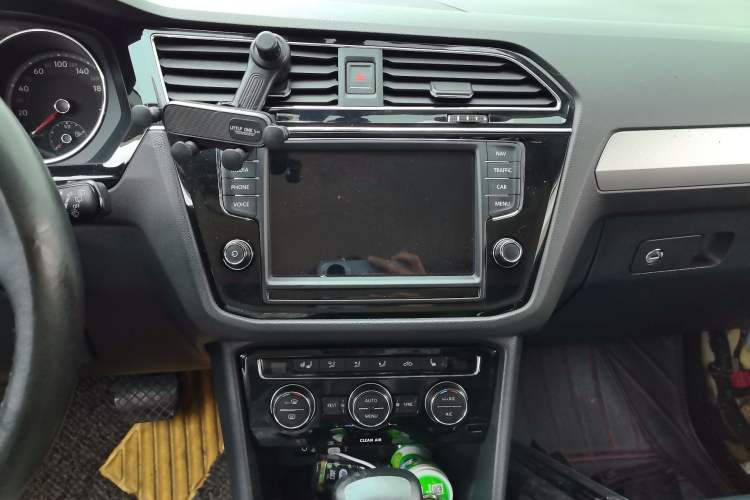 Used Volkswagen Tiguan 2016 300TSI Automatic Two-Wheel Drive Luxury Edition Audio And AC Panel