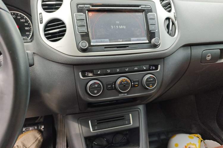 Used Volkswagen Tiguan 2016 300TSI Automatic All-Wheel Drive Luxury Edition Audio And AC Panel
