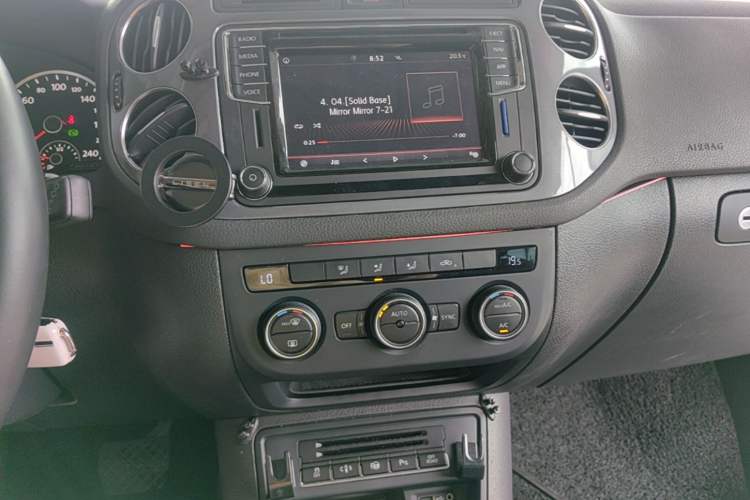 Used Volkswagen Tiguan 2016 2.0 TSI Four-Wheel Drive Standard Version Audio And AC Panel