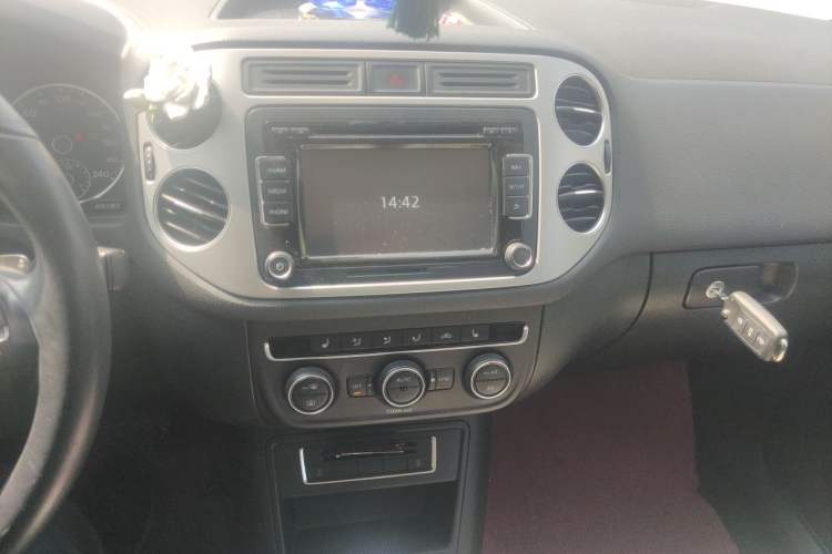 Used Volkswagen Tiguan 2016 300TSI Automatic All-Wheel Drive Fashion Vision Edition Audio And AC Panel
