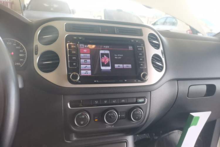 Used Volkswagen Tiguan 2016 280TSI Automatic Two-Wheel Drive Silk Road Comfort Edition Audio And AC Panel
