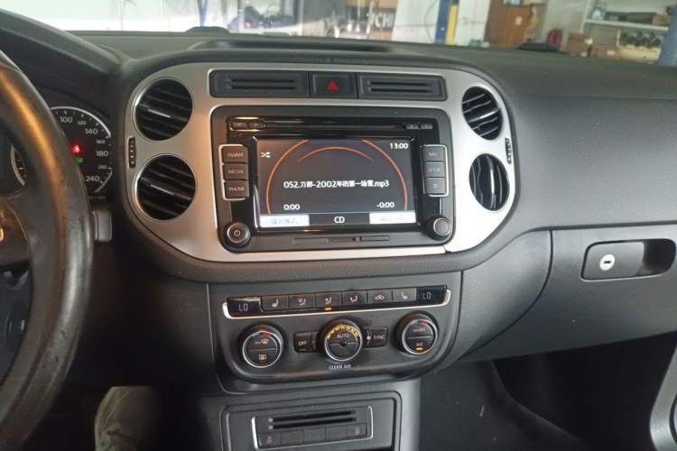 Used Volkswagen Tiguan 2016 300TSI Automatic All-Wheel Drive Luxury Edition Audio And AC Panel
