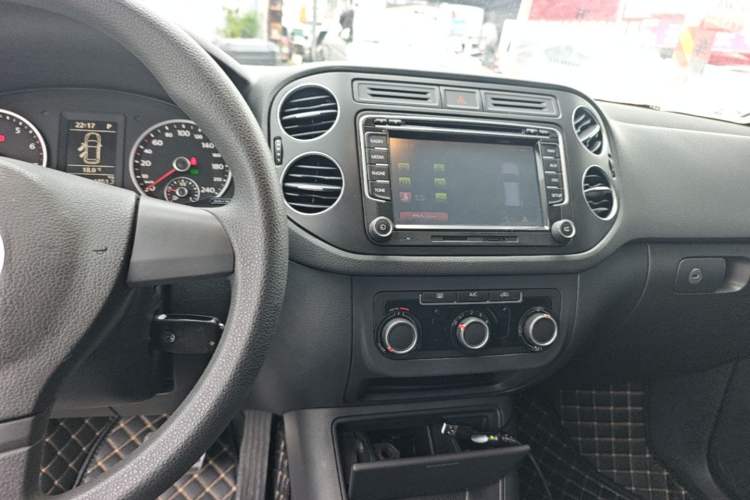 Used Volkswagen Tiguan 2016 300TSI Automatic Two-Wheel Drive Trend Edition Audio And AC Panel