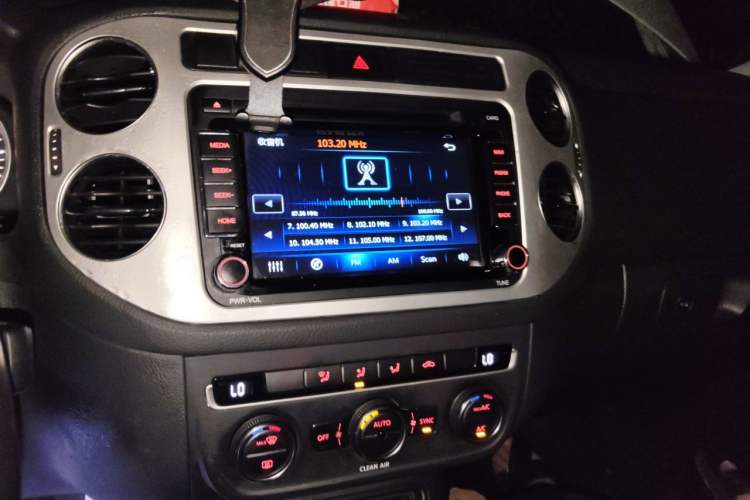 Used Volkswagen Tiguan 2016 300TSI Automatic Two-Wheel Drive Comfort Edition Audio And AC Panel