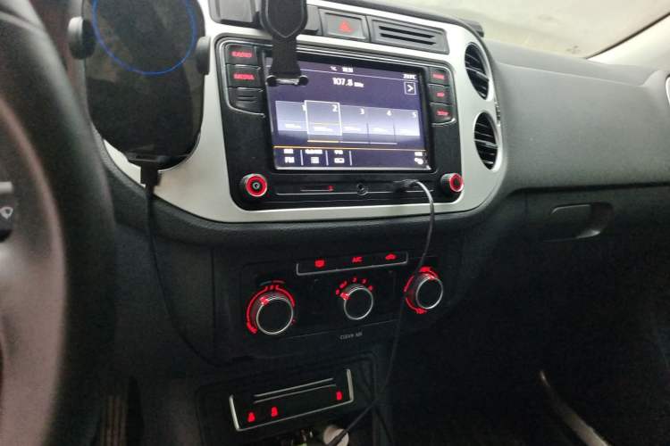 Used Volkswagen Tiguan 2016 280TSI Automatic Two-Wheel-Drive Silk Road Style Edition Audio And AC Panel