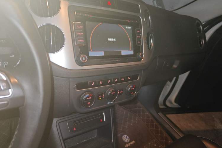Used Volkswagen Tiguan 2016 300TSI Automatic Two-Wheel Drive Luxury Edition Audio And AC Panel