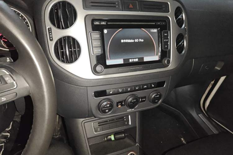 Used Volkswagen Tiguan 2016 330TSI Automatic All-Wheel Drive Luxury Edition Audio And AC Panel