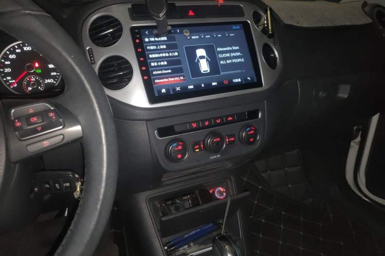Used Volkswagen Tiguan 2016 300TSI Automatic Two-Wheel Drive Comfort Edition Audio And AC Panel