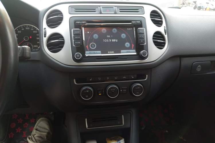 Used Volkswagen Tiguan 2016 300TSI Automatic Two-Wheel Drive Luxury Edition Audio And AC Panel